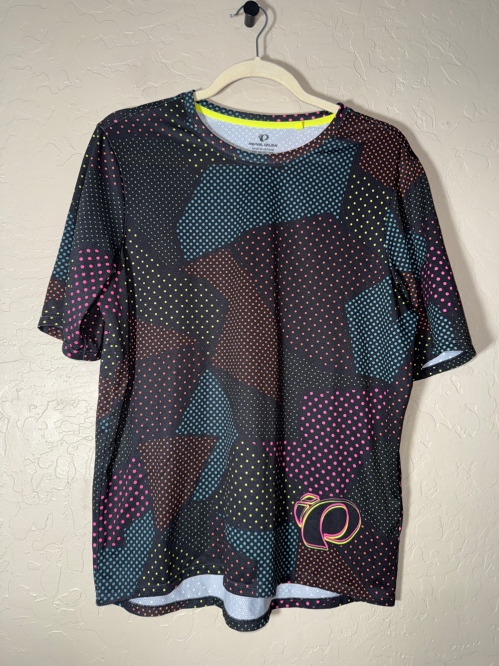 Pearl Izumi Men's Summit Short Sleeve Bike Jersey in a Retro Geo Camo pattern